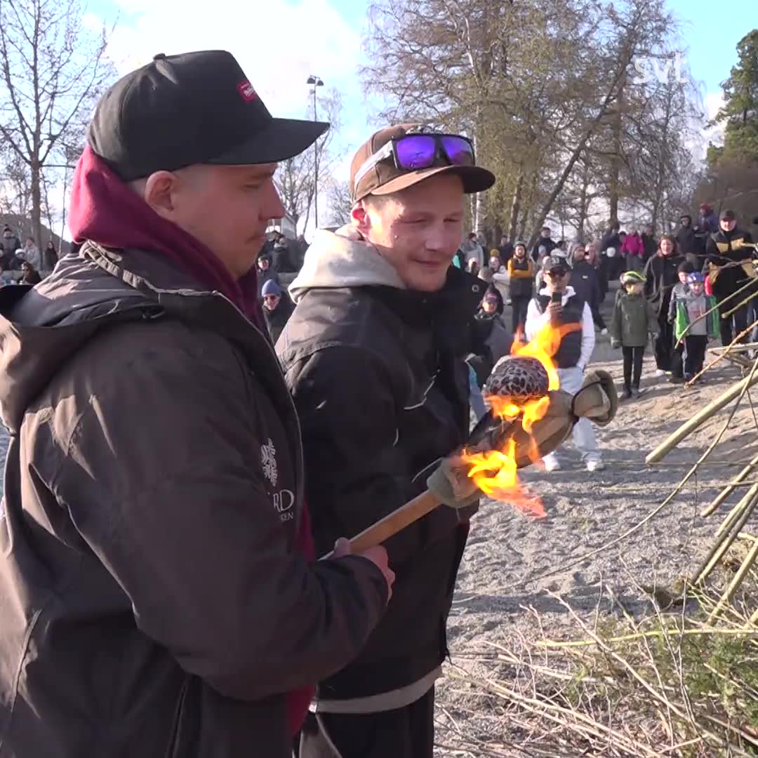 Se valborgsfirandet i Badhusparken